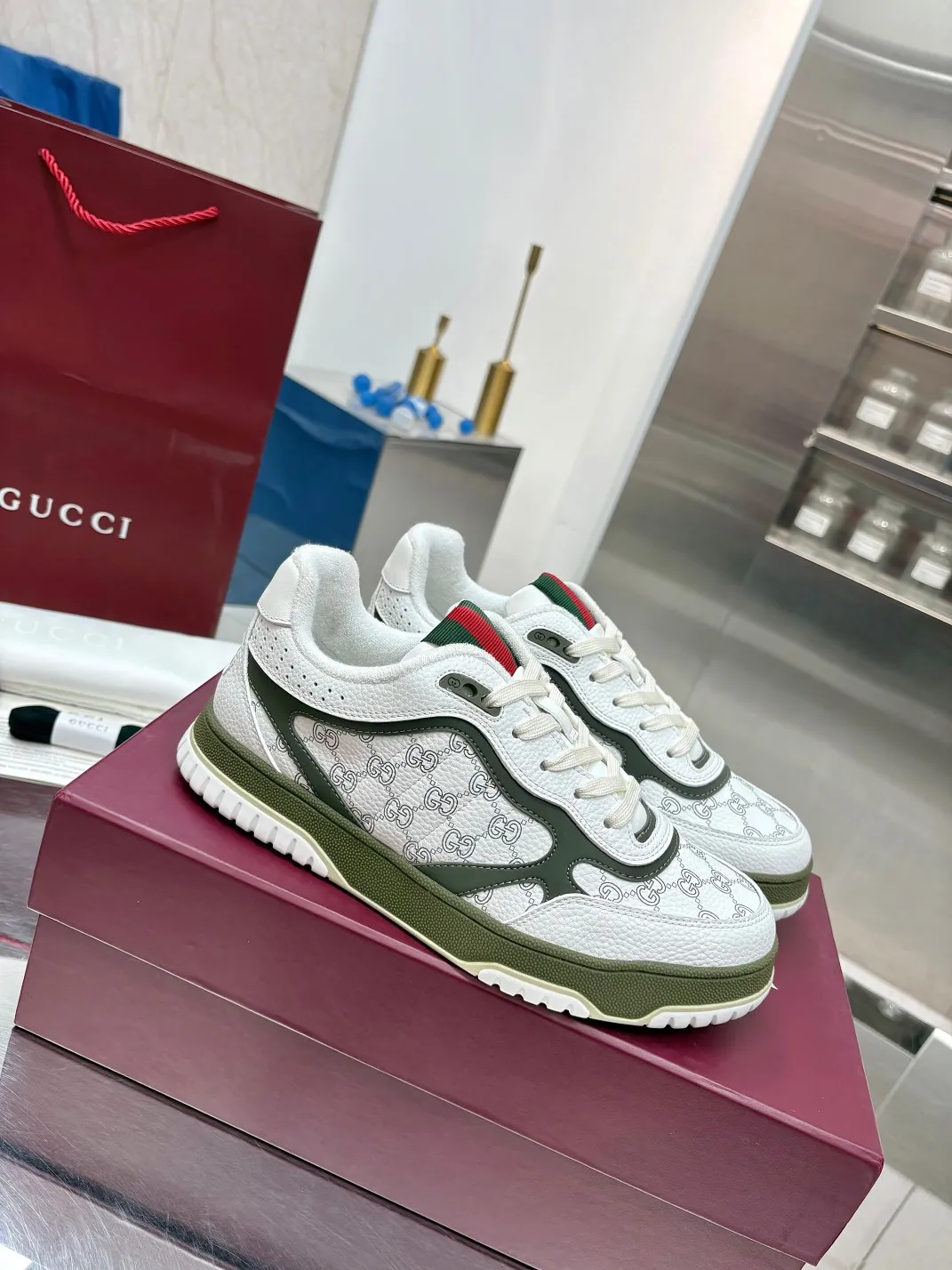 Men's Men's Shoes 💰660 Gucci Gucci's latest hot-selling series of high and low-top distressed couple sneakers are shipped. Original purchase, development and production. This high-low top sneaker adopts a basketball-style silhouette design, cleverly integrated with hollow panels and distressed effects, showing its unique ingenuity. The ingenuity incorporates brand logo details such as interlocking Double G styling accessories and Gucci lettering, a low-key tribute to the brand's design heritage.  ▪️ Fabric: Original customized imported first-layer cowhide ▪️ Lining: Sweat-absorbent and deodorant towel lining ▪️ Sole: Original molded TPU sole ▪️ Sole thickness: 3cm ▪️ Size: Male 39-46 (46 customized)
